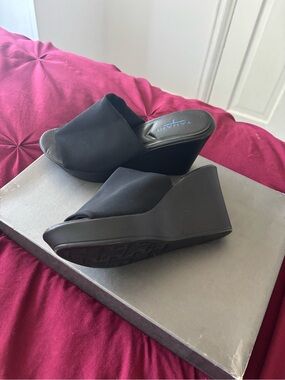 Tahari Black Open-Toe Wedge Slide Sandals